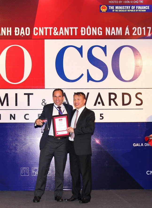 ông Jiri Manas - CIO (Giám đốc Công nghệ thông tin) của Công ty tài chính Home Credit Việt Nam đã được vinh danh tại Lễ trao giải CIO/CSO ASEAN 2017