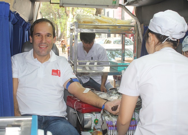 Giám đốc CNTT Home Credit VN - Ông Jiri Manas - tham gia hiến máu