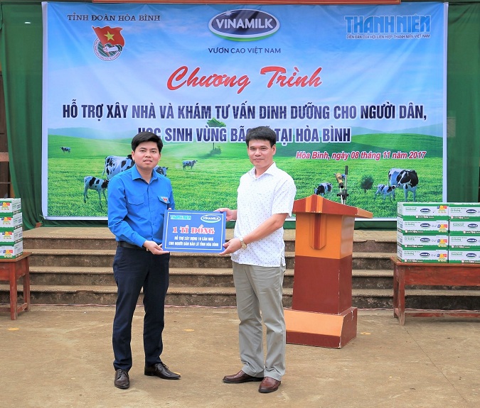Ông Phạm Tuyên – Giám đốc Kinh doanh miền Bắc Công ty Cổ phần Sữa Việt Nam trao bảng tượng trưng hỗ trợ xây dựng 10 căn nhà cho đại diện Tỉnh đoàn Hòa Bình.