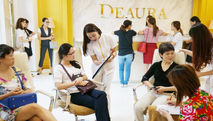 Ngày càng nhiều phụ nữ tin tưởng, đồng hành cùng Deaura để hiện thực hóa mong ước sở hữu làn da căng mịn, tự nhiên.