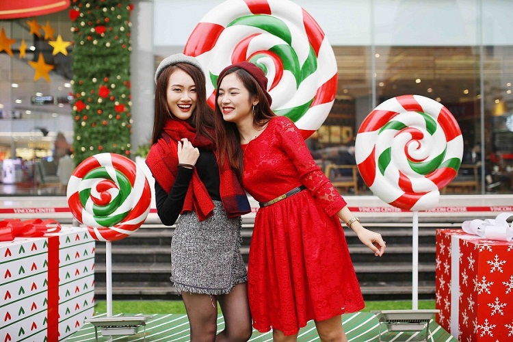 “Lâu đài kẹo ngọt” tại Vincom Center Phạm Ngọc Thạch là nơi cùng bạn bè lưu lại những khoảnh khắc vui nhộn và đáng yêu trong mùa Giáng Sinh này.