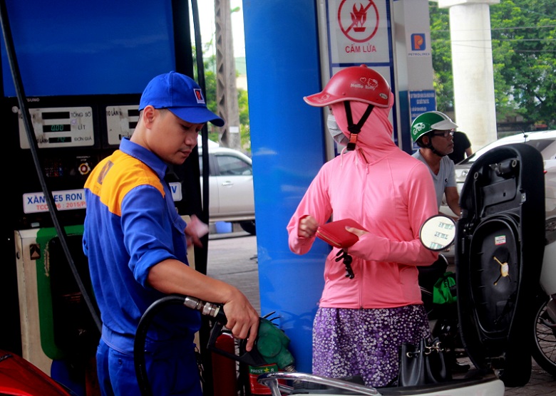 Giá xăng dầu giữ nguyên trong đợt điều chỉnh cuối năm