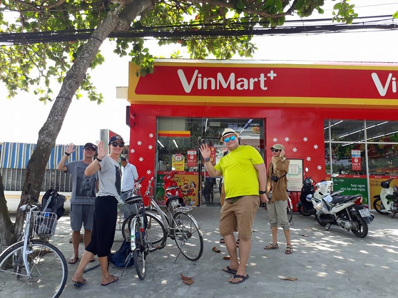 Nhiều khách nước ngoài cũng tin tưởng lựa chọn VinMart+ là điểm đến mua sắm tiêu dùng hàng ngày.