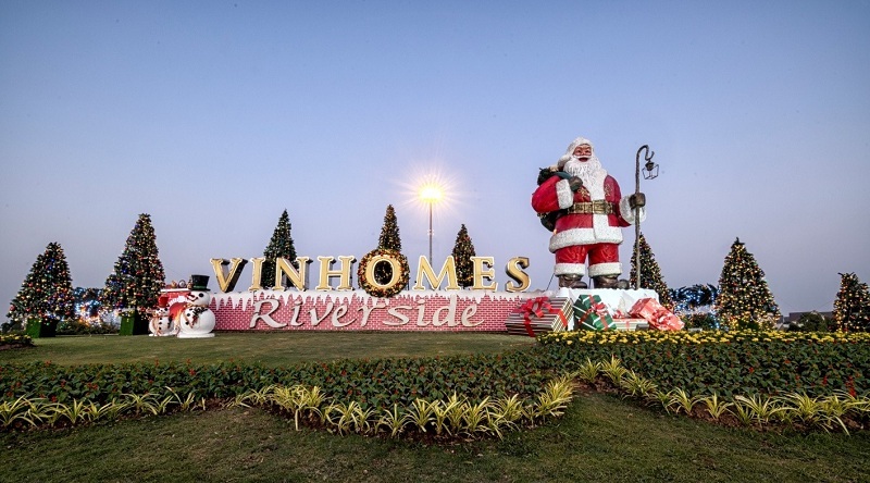 Ông già Noel khổng lồ cao tới 7m nở nụ cười rạng rỡ chào đón các cư dân trở về với xứ sở thanh bình.