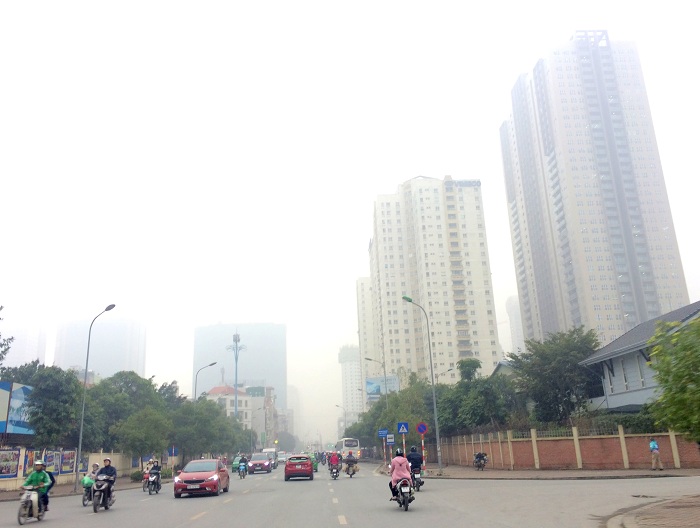 Sương mù che khuất phần nào những tầng áp chót của nhiều tòa nhà trong nội thành.
