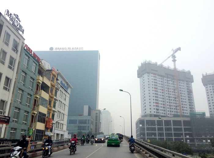 Đã gần 9h sáng nhưng bầu trời thành phố vẫn chìm trong lớp sương mù dày.