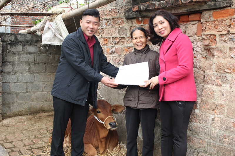 Anh Lê Minh Triết - Chuyên viên Truyền thông, đã đại diện Home Credit trao các khoản vay này đến từng hộ gia đình.