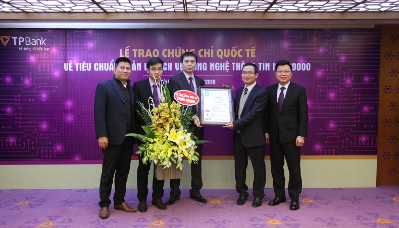 Ông Quách Thạch Thi – Giám đốc ISC Việt Nam (thứ 2 từ trái sang) trao chứng chỉ quốc tế ISO 20000 cho TPBank.
