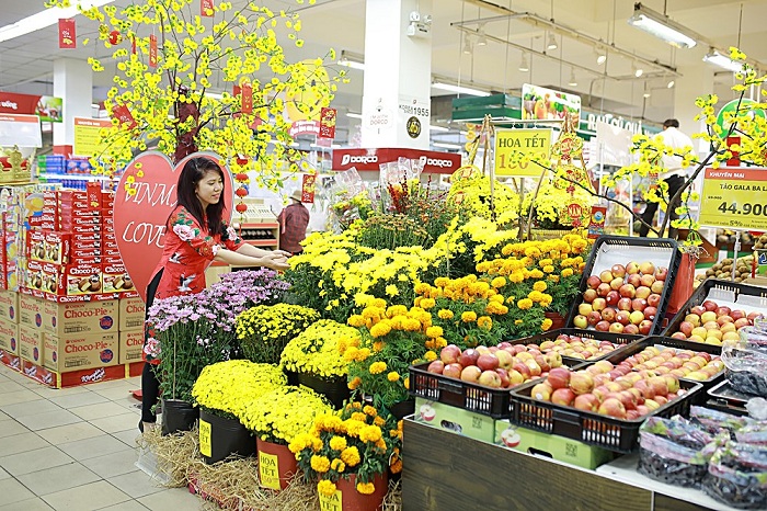 Sắc màu rực rỡ hoa Tết làm không khí chợ Xuân ngập tràn không gian siêu thị.