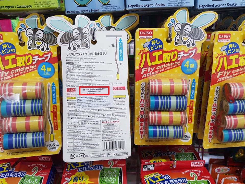 Sản phẩm băng keo dính ruồi tại Daiso Japan bị dán nhầm nhãn thành 