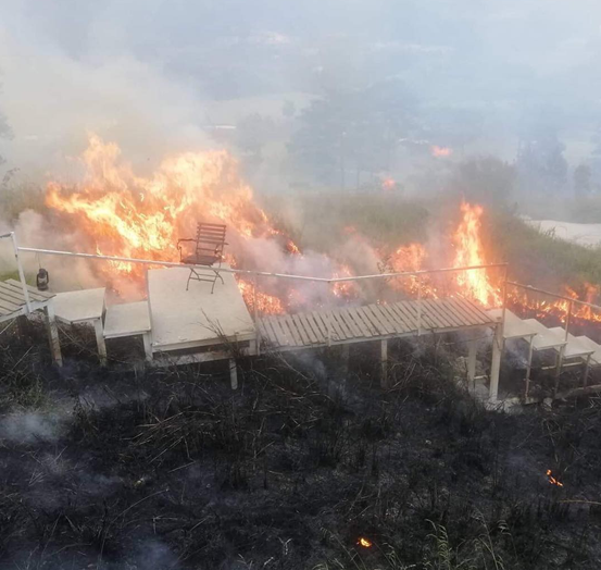 Hình ảnh homestay tại Đà Lạt cháy lớn đang gây xôn xao mạng xã hội trong những ngày gần đây.