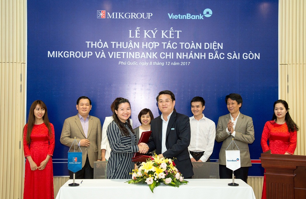 Bà Hoàng Thị Thu Hằng – Phó TGĐ MIKGroup và Ông Vũ Quôc Việt – Giám đốc CN Bắc Sài Gòn của Vietinbank cùng ký kết bản thỏa thuận hợp tác toàn diện giữa MIKGroup và Vietinbank,=