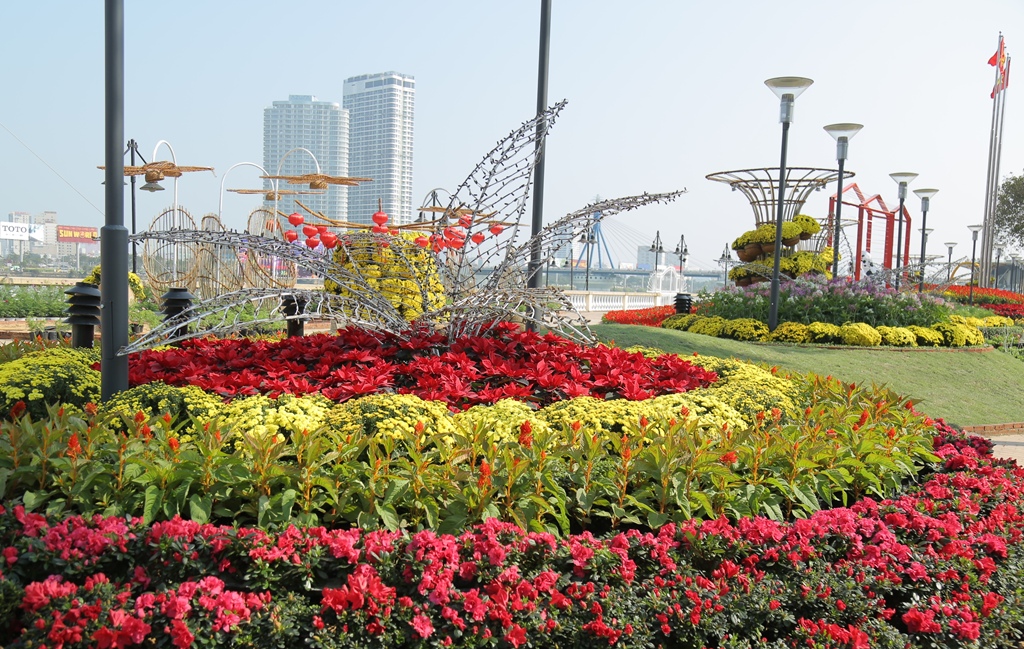 Đường hoa Xuân sắc màu bên sông Hàn tại Đà Nẵng
