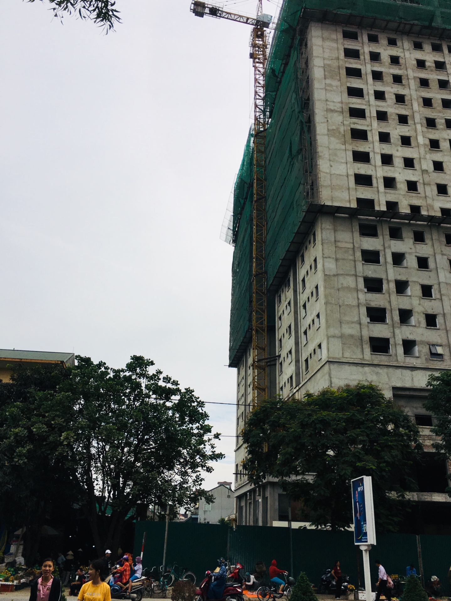 Dự án Tổ hợp nhà ở và Trung tâm Thương mại trên đường Nguyễn Du, phường Bến Thủy, TP Vinhp/vi phạm trật tự tư đô thị vẫn ngang nhiên xây dựng giữa thanh thiên bạch nhật, bất chấp các văn bản yêu cầu dừng xây dựng của chính quyền địa phương.