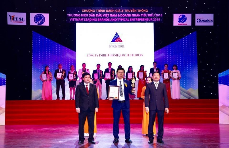 Ông Nguyễn Quang Thắng - Giám đốc Công ty TNHH lữ hành Quốc tế TicTour nhận giải thưởng.