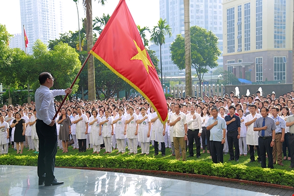 GS. Nguyễn Anh Trí đã tham gia buổi chào cờ cuối cùng trước khi chia tay cùng toàn thể cán bộ, nhân viên của Viện