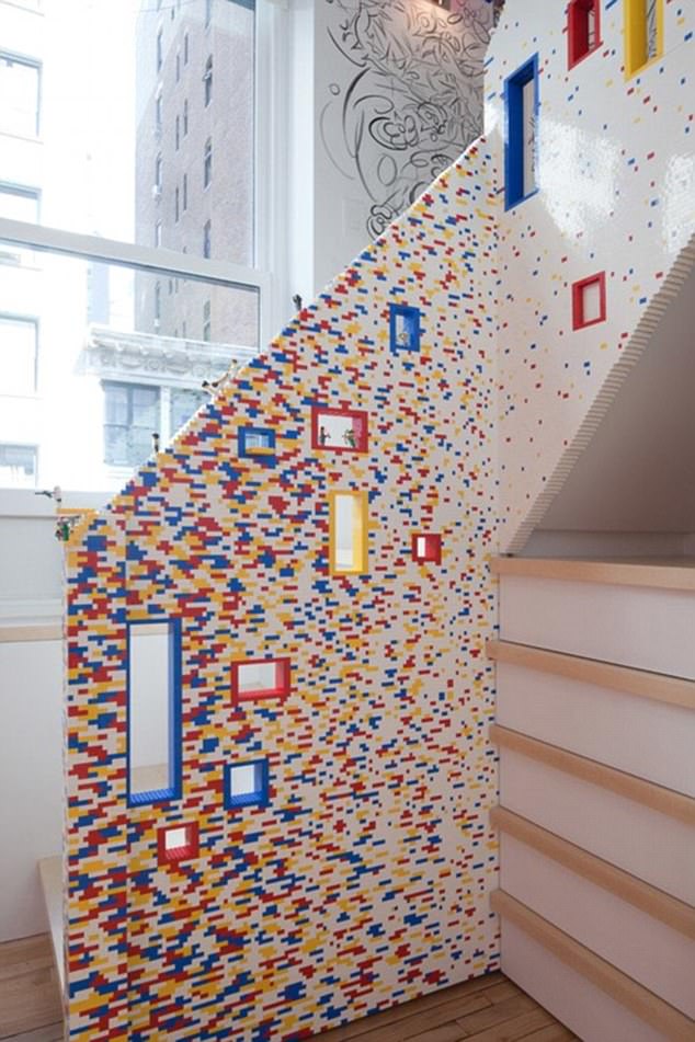 Tay vịn cầu thang này được làm hoàn toàn từ các miếng ghép đồ chơi xếp hình Lego.