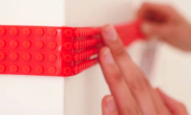 Ninomu Loops- một loại băng keo cho phép Lego và các miếng ghép đồ chơi tương tự có thể được gắn vào quanh các góc tường