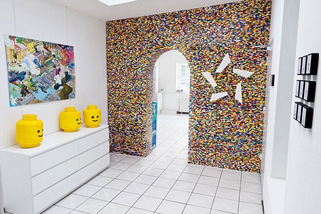 Bức tường Lego này sử dụng hơn 55,000 mảnh ghép, bao gồm chi tiết hình ngôi sao