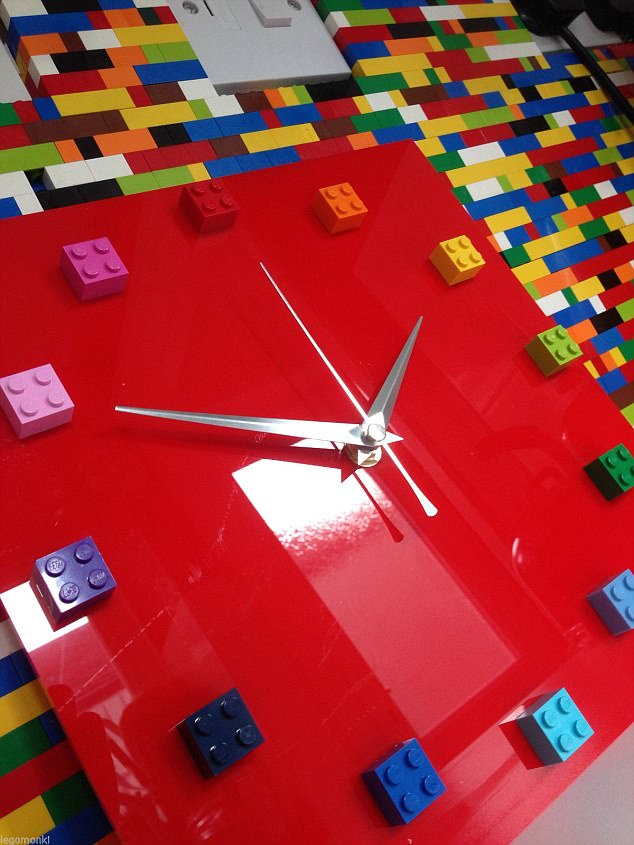 Chiếc đồng hồ Lego rực rỡ này kết hợp hài hòa với tấm chắn ở nhà bếp cũng được lắp ráp từ những mảnh ghép đồ chơi.