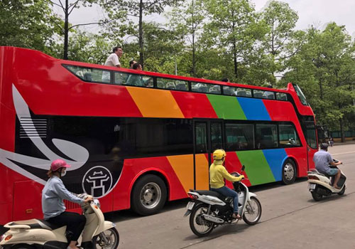 Chiếc xe buýt đang chạy trên đường Hùng Vương (Ba Đình, Hà Nội) và một số tuyến phố trung tâm. Ảnh: Tuấn Anh - Otofun
