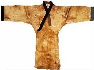 Trong một ngôi mộ thời nhà Hán được khai quật, các nhà khảo cổ học Trung Quốc đã từng tìm thấy chiếc áo đơn mỏng của một vị quan Hán triều.  Chiếc này này có chiều dài lên tới 2,6m, nhưng lại chỉ nặng có 49g. 