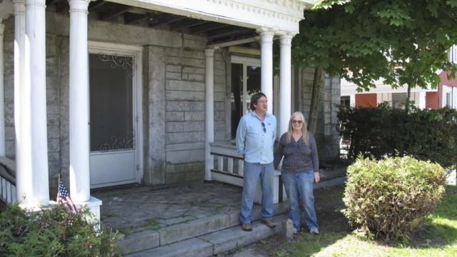 (Ảnh 2: Vợ chồng Brian và Joan DuMoulin bên cạnh căn nhà đặc biệt của mình