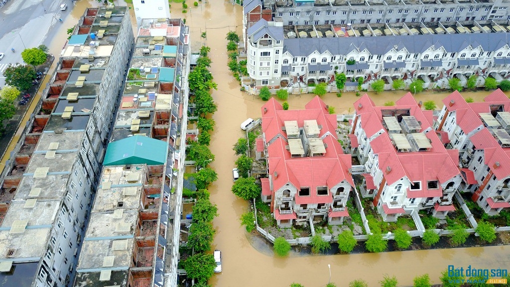 Khu đô thị Geleximco Lê Trọng Tấn (Hà Nội) ngập trong nước, giao thông đi lại khó khăn.