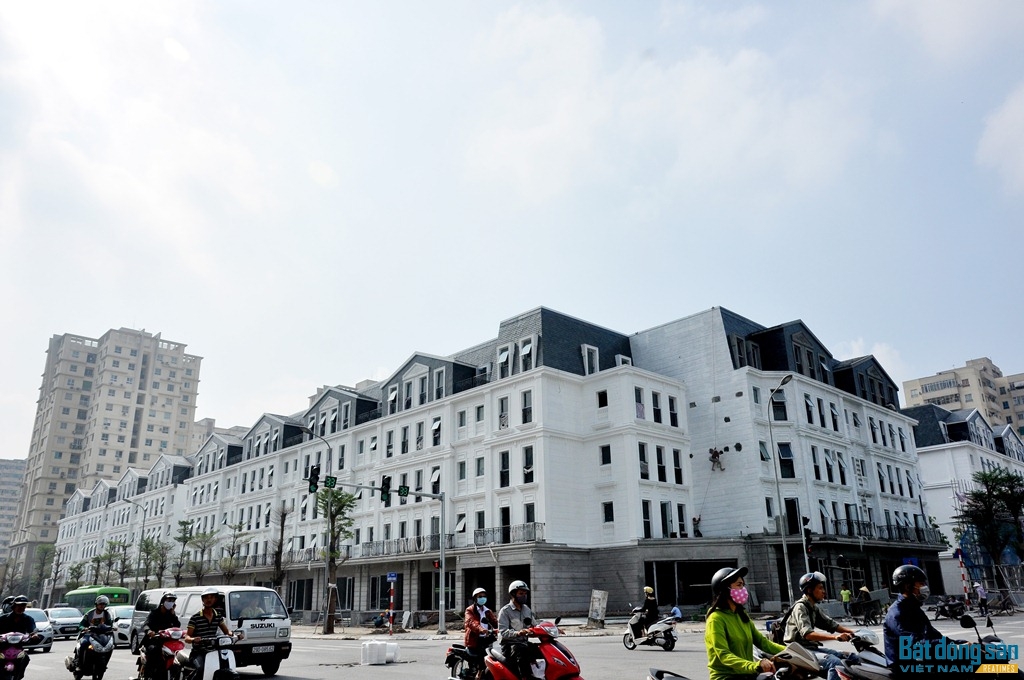 Dự án nằm ngay trên lô đất có 2 mặt tiền là phố Nguyễn Chánh và Mạc Thái Tông đã phần nào tạo ra giá trị lớn hơn cho các shophouse tại đây. 