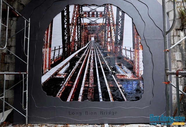 Bức vẽ được đặt tại vòm cầu số 74 được các họa sĩ Hàn Quốc dày công chuẩn bị, với tên gọi “Ghép tạo hình cầu Long Biên bằng dây điện” đang được thực hiện. 
