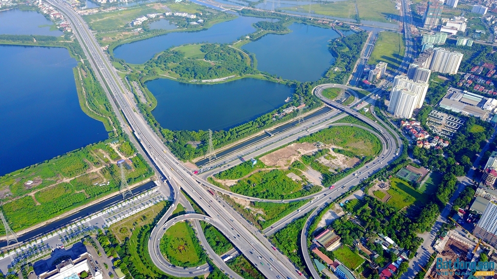 Cách trung tâm thành phố gần chục cây số, Công viên Yên Sở thuộc quận Hoàng Mai, có tổng diện tích 323ha nằm trong tổ hợp trung tâm thương mại và khách sạn 5 sao Gamuda Gardens và được ví như lá phổi xanh của Thủ đô Hà Nội. Công viên có tới 280ha là hồ nước và cây xanh.