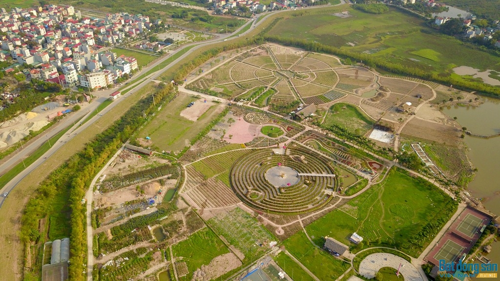 Công viên chuyên đề mê cung và đảo hoa hồng Eco Maze Thăng Long - Rose Park, phường Thạch Bàn, quận Long Biên, thành phố Hà Nội vừa công bố hoàn thành giai đoạn 1 và mở cửa thử nghiệm dịch vụ từ ngày 8/3/2018