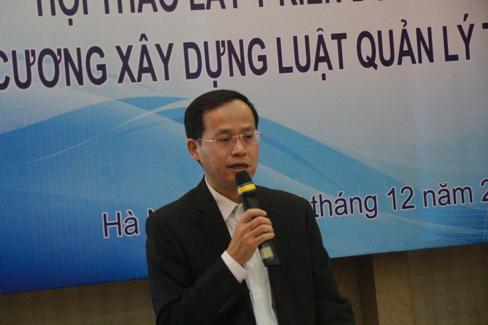 Ông Lưu Đức Huy trình bày tại Hội thảo.