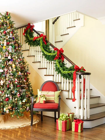 Với những căn nhà phố, trang trí cầu thang là khâu không thể thiếu khi trang hoàng nhà cửa để đón Giáng sinh.