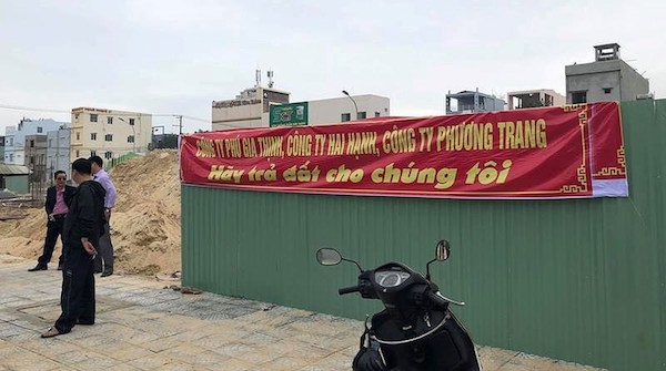 Hàng chục người dân treo băng rôn yêu cầu Công ty Phương Trang trả lại đất cho họ