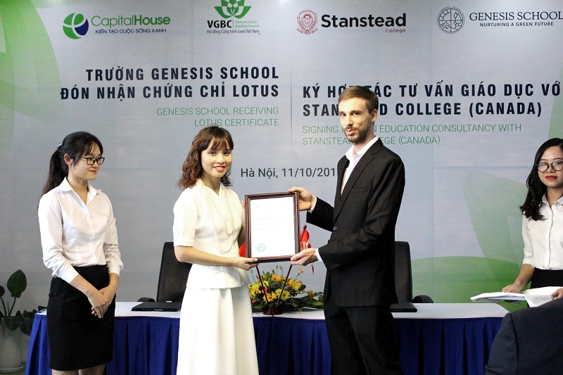 Ông Xavier Leulliette– Đại diện cho VGBC trao chứng nhận xanh Lotus cho Bà Đỗ Thùy Chi – Phó chủ tịch Tập đoàn Capital House.