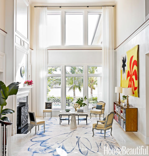 Căn hộ với chiếc thảm lớn hình hoa viền xanh làm nổi bật cả không gian phòng khách.