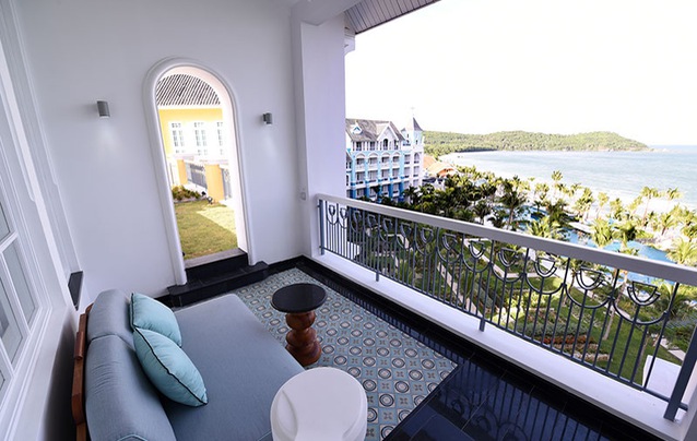 Điểm nhìn từ một trong những phòng nghỉ của JW Marriott Emerald Bay Resort
