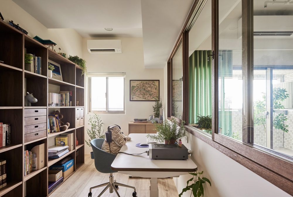 Thêm nhiều kệ sách hơn và nội thất đơn giản khiến không gian văn phòng trở nên gọn gàng.