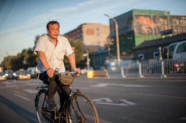 Một người dân đang đạp xe quanh Bắc Kinh