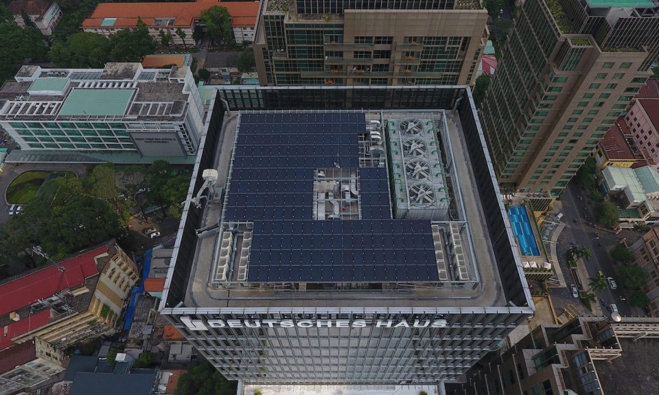 Cảnh từ trên không của tòa văn phòng mới được khánh thành gần đây, Deutsches Haus ở TP.HCM