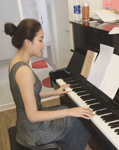 Hình ảnh Phạm Hương hát mộc mạc bên cây đàn piano khiến khán giả thích thú.