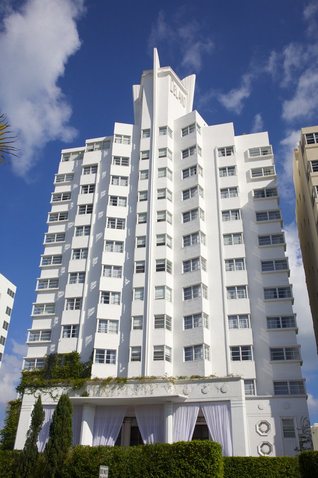Khách sạn Delano, Miami, Mỹ: Trong số vài chục tòa nhà mang phong cách Art Deco ở thành phố Miami thì khách sạn Delano là công trình nổi bật nhất. Khách sạn được thiết kế bởi Robert Swartburg vào năm 1947, và đến năm 1995 thì được tu sửa dưới sự chỉ đạo của Philippe Starck.