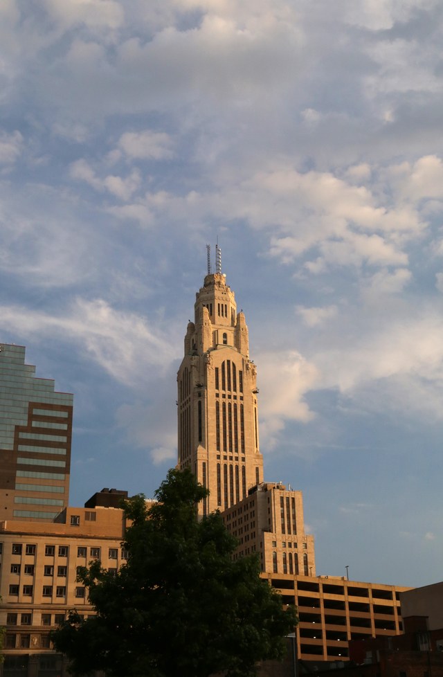 Tháp Leveque, Columbus, Ohio, Mỹ: Tháp LeVeque được thiết kế bởi kiến trúc sư C. Howard Crane và hoàn thành vào năm 1927. Nằm ở trung tâm thương mại của thành phố, bề mặt của tòa tháp được lát toàn bộ bằng gạch nung. Phần mái của tòa nhà rộng đến mức đã từng có một thời gian nó được tận dụng để làm nơi đặt cho một chiếc đèn khổng lồ dùng để chỉ đường cho các phi công vào ban đêm.