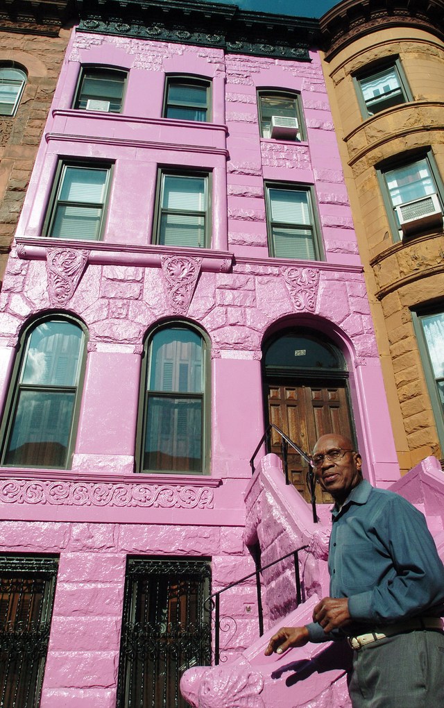 Căn nhà mang màu hồng sáng nằm giữa hai căn nhà khác màu nâu này nằm ở khu Park Slope. Chủ nhân cũ của căn nhà là ông Bernie Henry đã cho sơn nó màu hồng theo yêu cầu của vợ mình, và căn nhà đã mang màu này từ những năm 1970 cho đến năm 2012, khi người chủ mới xin được giấy phép của thành phố đồng ý việc sơn lại toàn bộ mặt tiền.