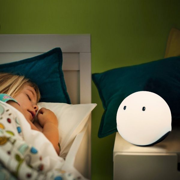 Chiếc đèn đơn giản này nhìn như một quả bóng tuyết dễ thương, vừa tròn trĩnh mũm mĩm vừa trắng toát, rất hợp với các bé gái luôn muốn cho mình có một người bạn bên giường ngủ.