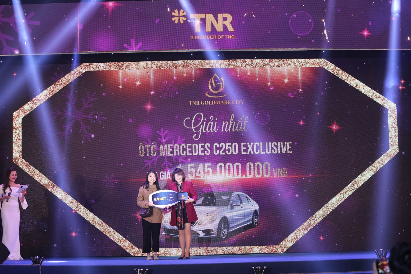Chị Bùi Diệu Linh (Đông Triều, Quảng Ninh) là khách hàng may mắn nhận được giải nhất là một chiếc xe Mercedes trị giá 1.545.000.000 VNĐ.