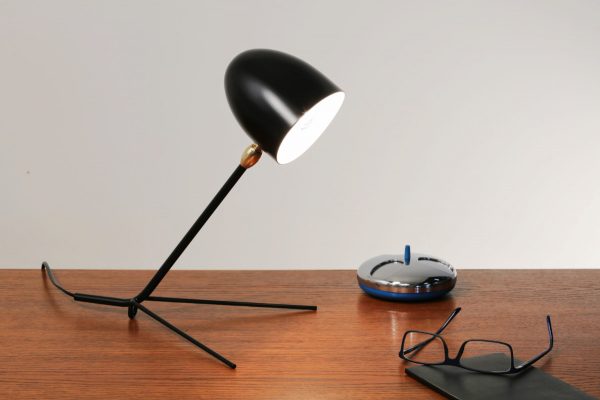 Cocotte Table Lamp: Chiếc đèn bàn nổi tiếng của Serge Mouillie này có thể dễ dàng điều chỉnh được độ cao, thuận tiện cho việc đọc sách. Kiểu dáng đơn giản nhưng không kém phần tinh tế cũng đủ để chiếc đèn này thu hút mọi ánh nhìn.