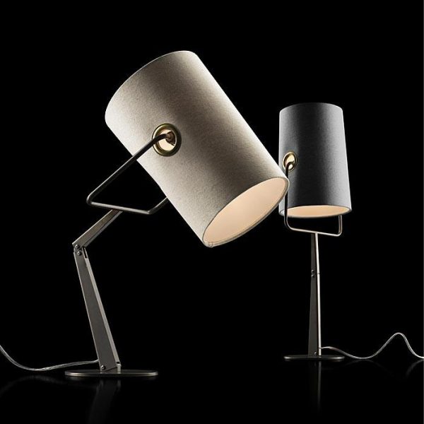 Foscarini Fork Table Lamp: Đối với những người đèn bàn có chao đèn kích thước lớn, thiết kế này của Diesel là một lựa chọn nên cân nhắc. Sử dụng thép hàn tráng bằng tay và đồng thau ở các lỗ tròn, chiếc đèn này độc đáo ở những chi tiết khâu tay phần vải ở chao đèn. Chưa kể thiết kế độc đáo giúp phần chao có thể xoay 360 độ.