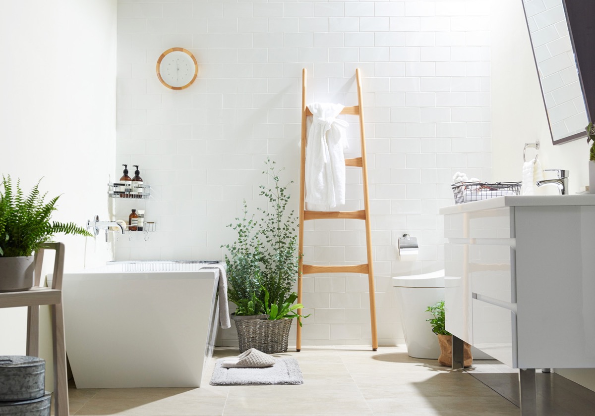 Với quá nhiều bề mặt bóng loáng mà chúng ta thường bắt gặp trong các phòng tắm màu trắng, thì việc thêm vào một vài chậu cây xanh là hoàn toàn hợp lý.